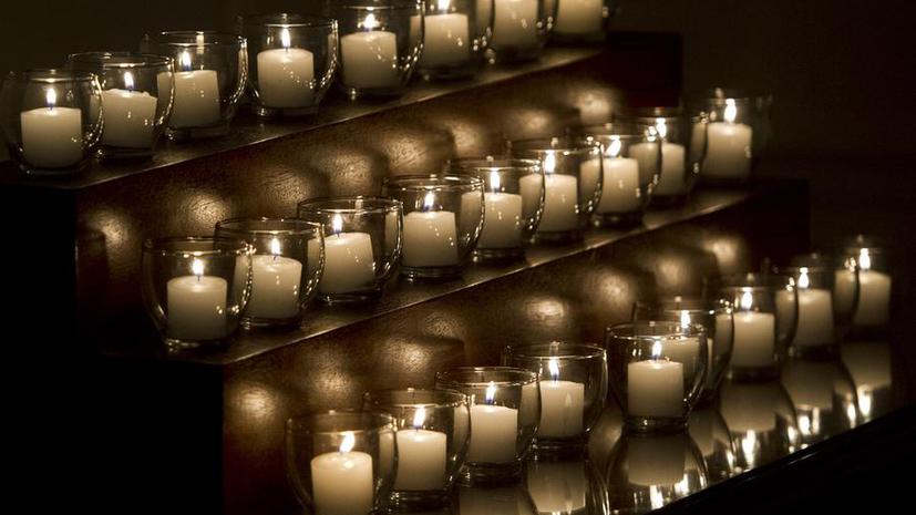 В США почтили память жертв трагедии в средней школе Сэнди Хук