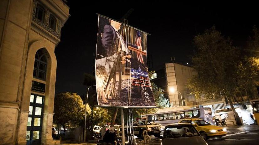 На улицах Тегерана развесили антиамериканские плакаты