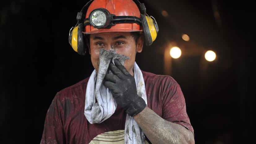 Спасатели эвакуировали 93 горняков из загоревшейся шахты на Урале
