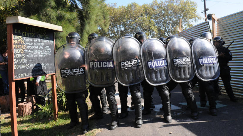 Столкновения в Аргентине: персонал психбольницы отстаивает здание клиники