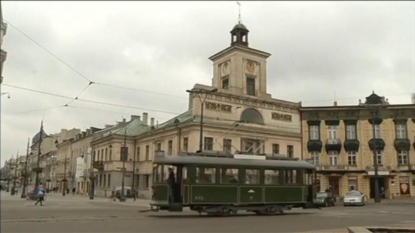 Жителю Польши разрешили ездить по городу на личном трамвае