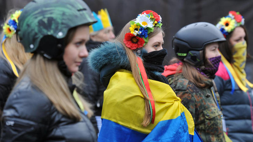 Несколько тысяч активистов с Майдана выдвинулись к зданию украинского парламента