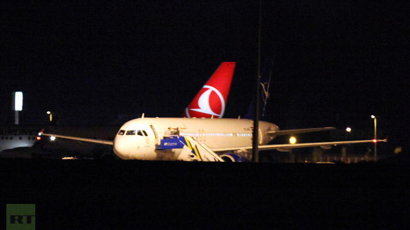 Пассажиры задержанного в Турции самолета подверглись насилию