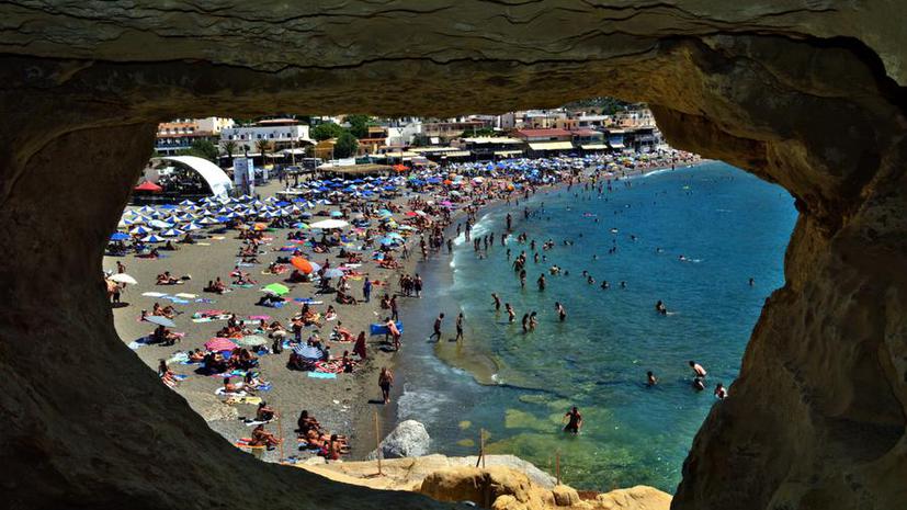 Родители могут попасть в тюрьму за то, что устроили своим детям внеплановые каникулы в Греции