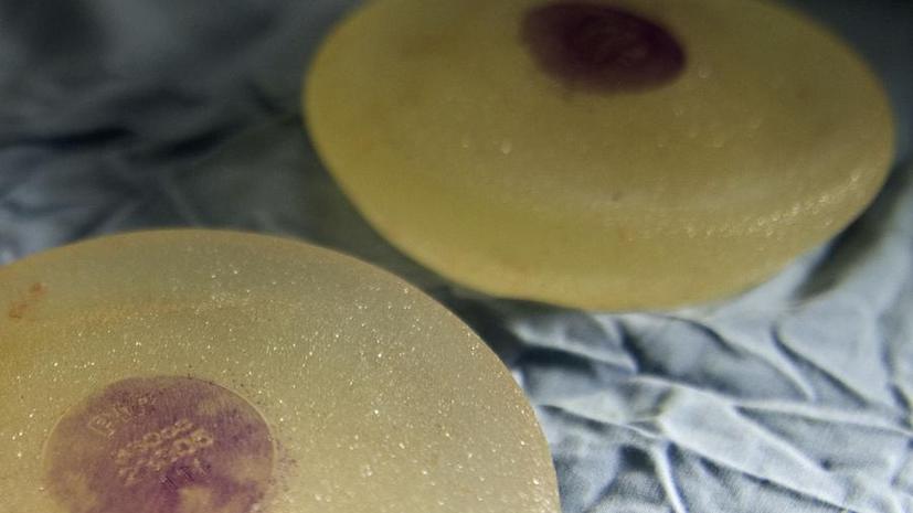 Грудные импланты угрожают воздушной безопасности Великобритании