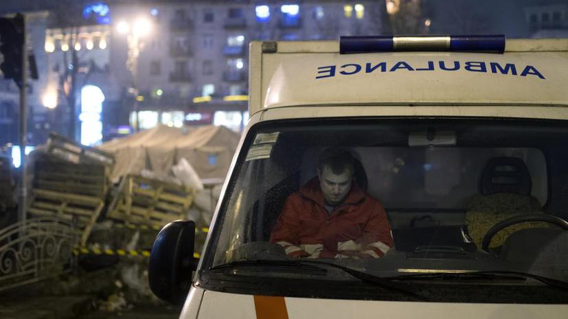 Радикалы в Киеве разгромили машину «скорой помощи»