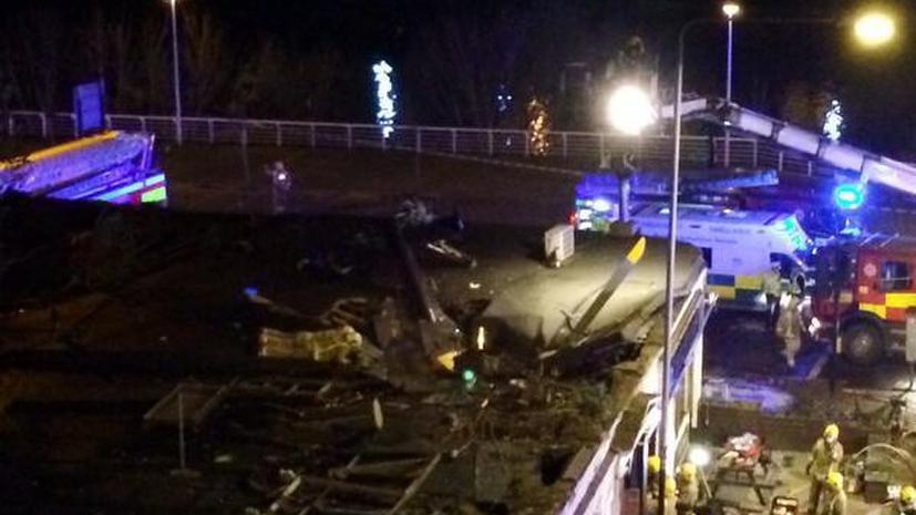 Полицейский вертолёт рухнул на паб в Шотландии, шесть человек погибли