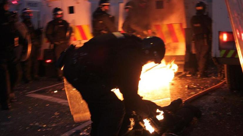 Более тысячи полицейских дополнительно направлены в Белфаст из-за массовых беспорядков