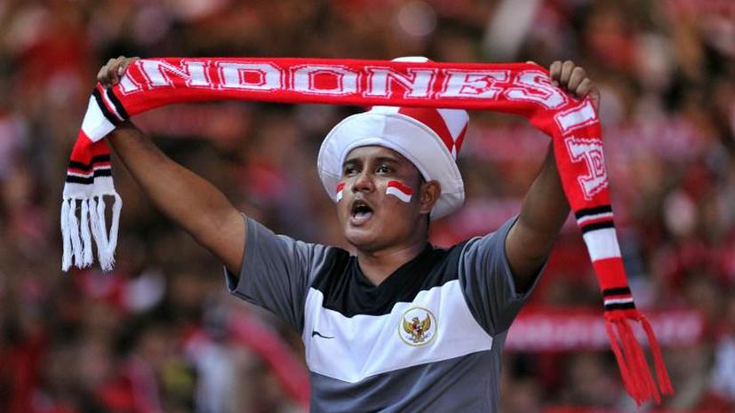 На Чемпионате Индонезии футболист нокаутировал судью прямо во время матча