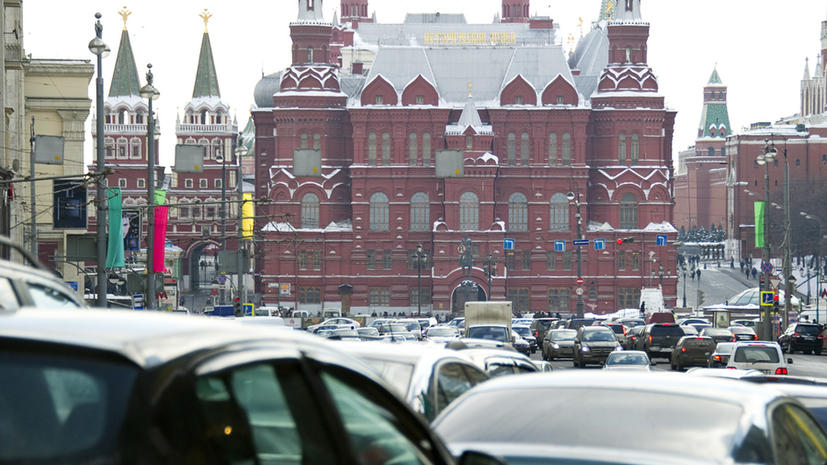 Из-за снегопада Москва снова стоит в пробках