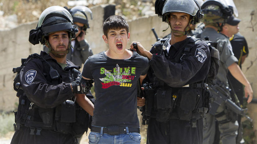 Израильские охранники раздели арабского журналиста догола
