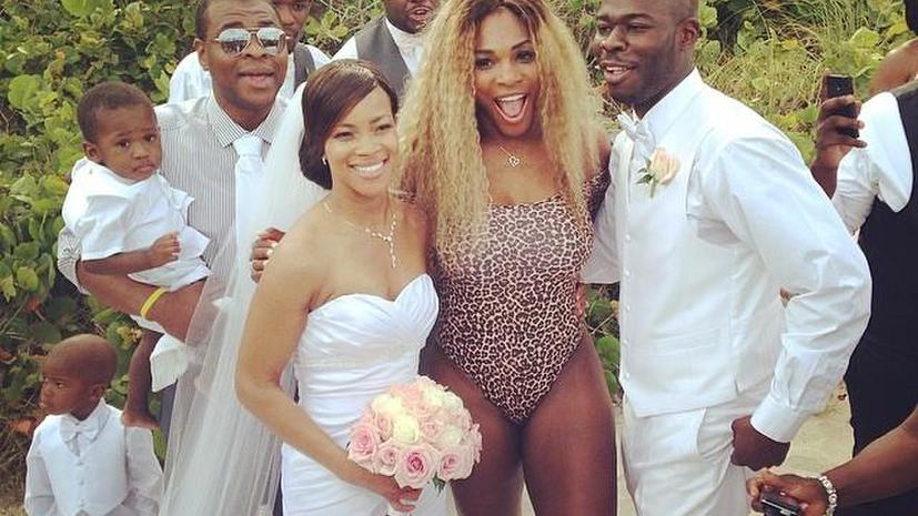 Серена Уильямс пришла на чужую свадьбу в леопардовом купальнике
