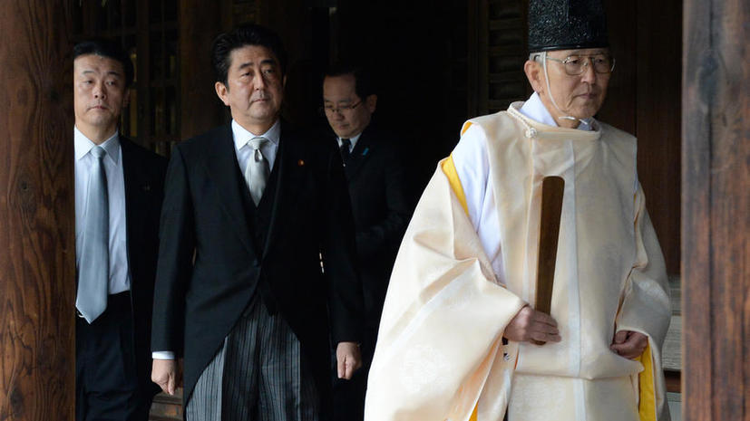 Премьер-министр Японии посетил милитаристский храм Ясукуни