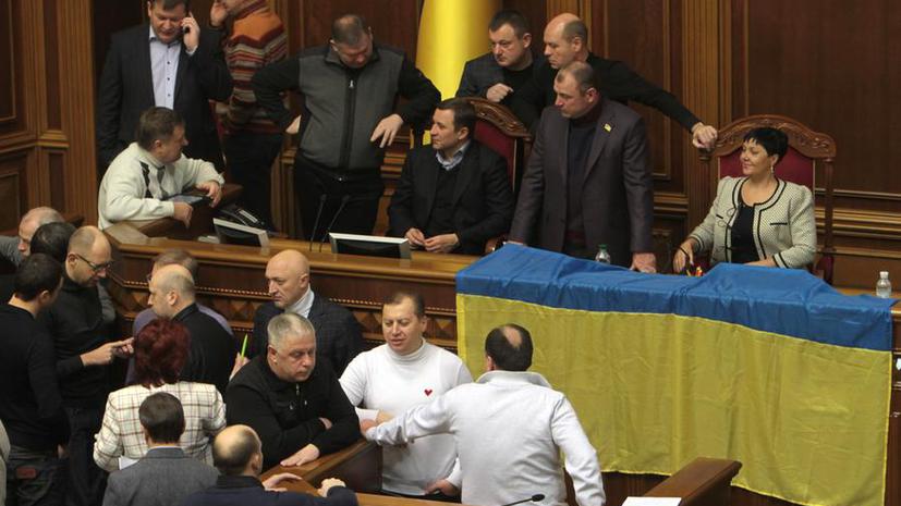 Украинские депутаты приняли постановление о возврате Конституции 2004 года, не требующее подписи президента