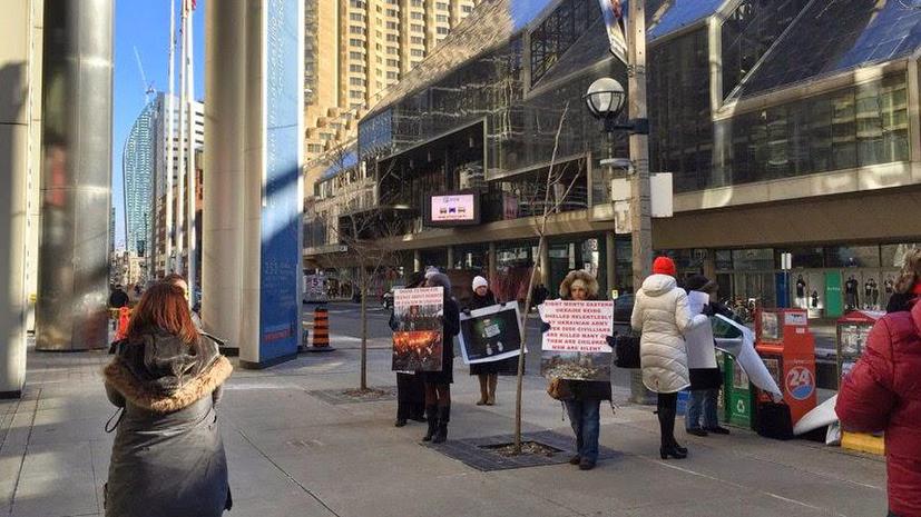 Жители Торонто у офиса телекомпании CBC выступили против замалчивания правды о ситуации на Украине