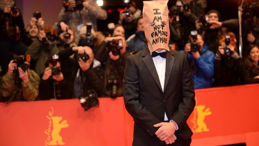 Актёр Шайя Лабаф появился на Берлинале с пакетом на голове