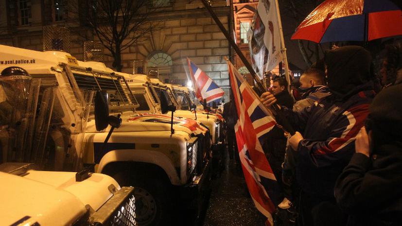 Беспорядки из-за британского флага сотрясают Белфаст пятую ночь подряд