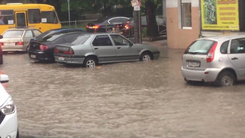 Проливной дождь привёл к наводнению на улицах Симферополя