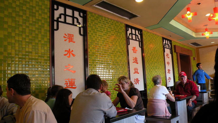 Китайский ресторатор вывесил на здании баннер с именем должника