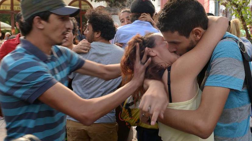 В Марокко прошёл «митинг поцелуев» в поддержку арестованных подростков