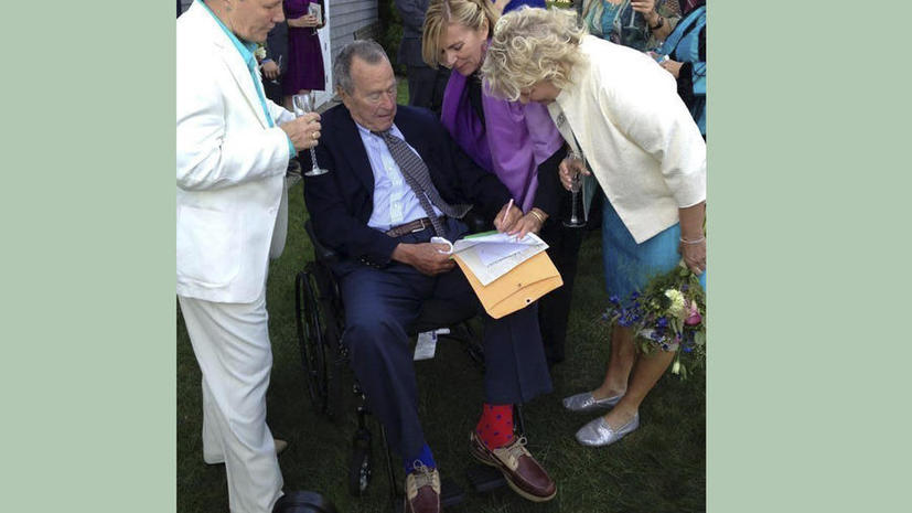 Джордж Буш-старший стал свидетелем на однополой свадьбе