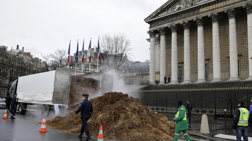 Перед зданием Национального собрания Франции выгрузили фуру навоза