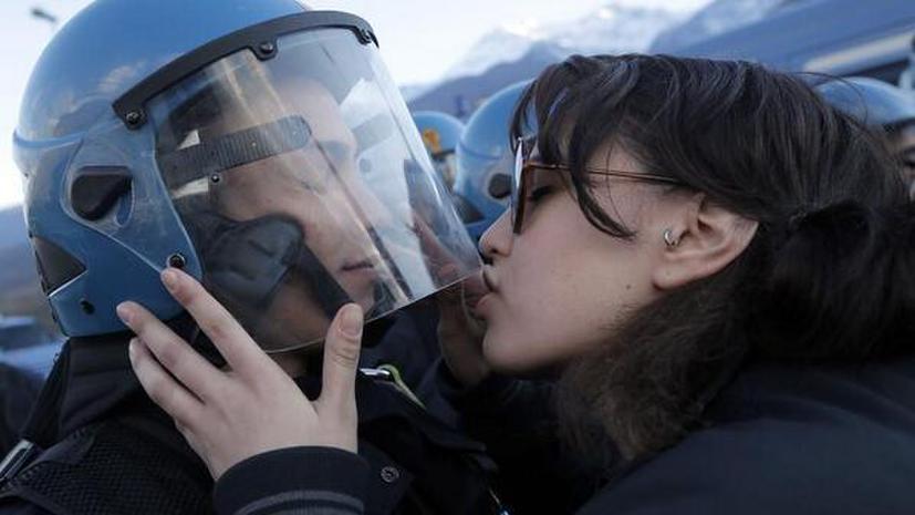 Итальянский полицейский обвинил девушку в сексуальном домогательстве за то, что она поцеловала его в каску