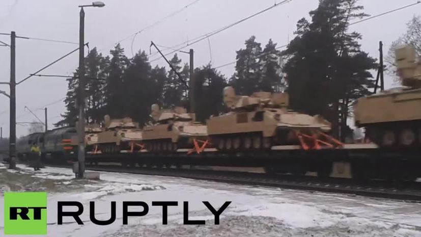 В СМИ появилось видео поезда, перевозящего в Латвии американскую бронетехнику