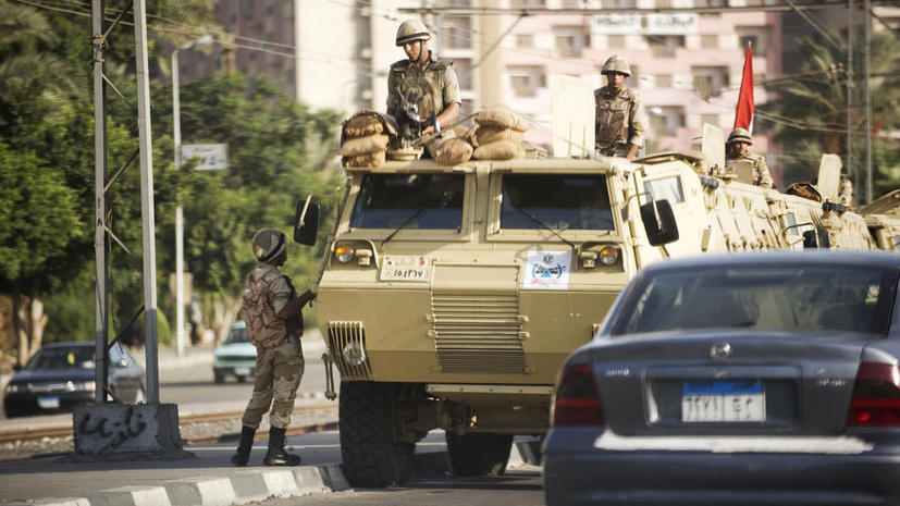 Египетские силы безопасности проводят зачистку в пригороде Каира, убит полицейский генерал