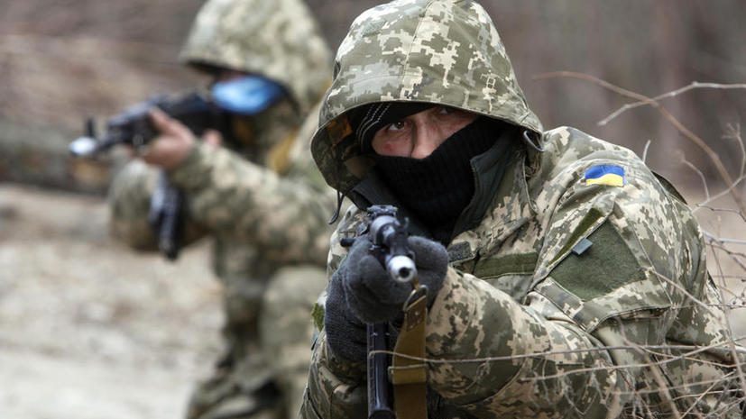 СМИ: Украинские военные нелегально вывозят оружие из зоны силовой операции в Донбассе