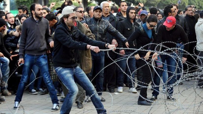 В Тунисе оппозиция приостановила работу в парламенте и призвала к всеобщей забастовке