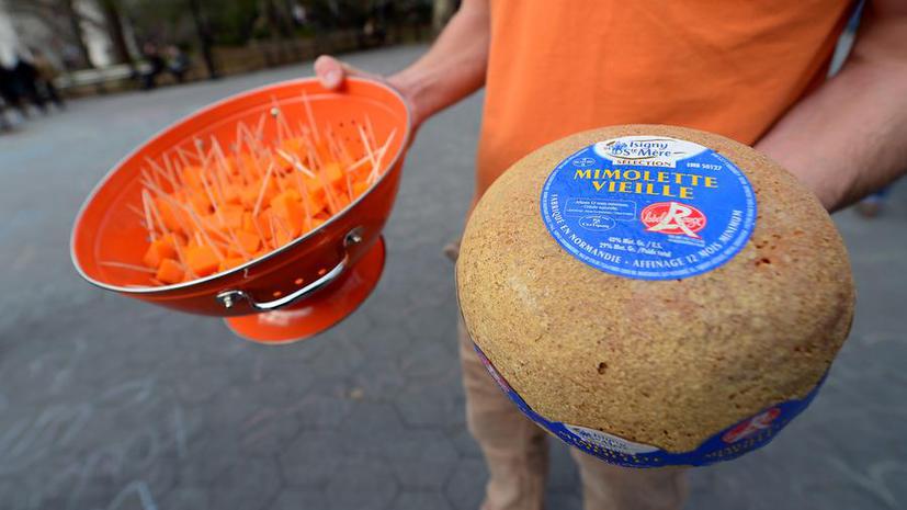 Жители Нью-Йорка встали на защиту французского сыра