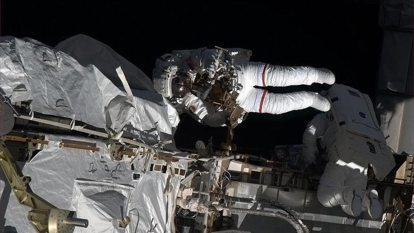 Российские космонавты успешно завершили выход в открытый космос