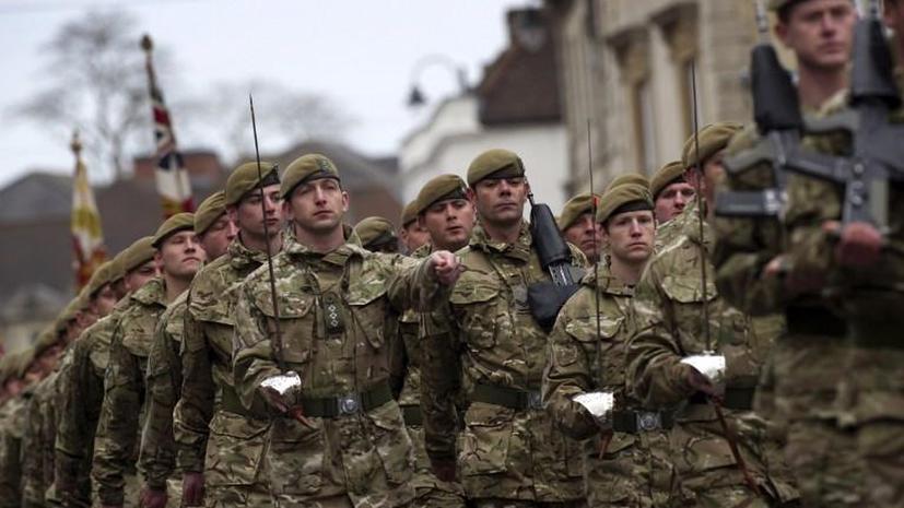 Великобритания вынуждена массово увольнять военных