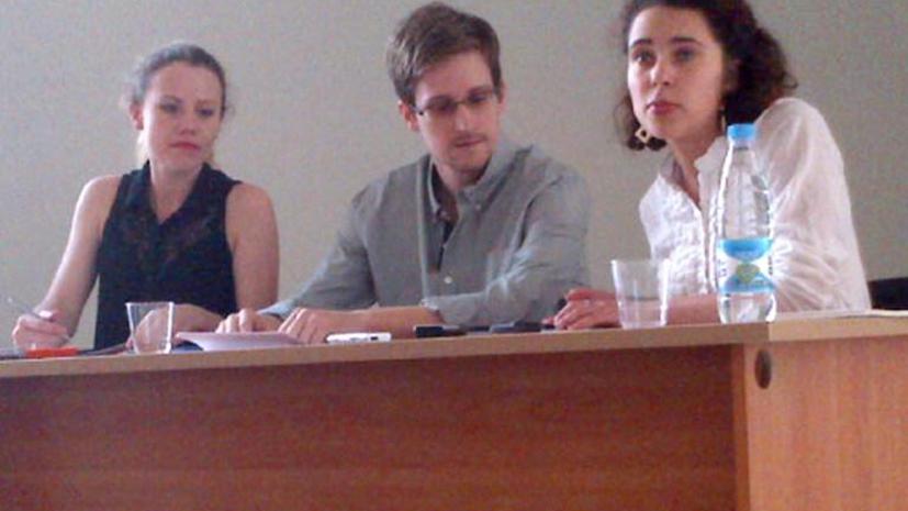Сноуден встанет на учёт по месту жительства в России