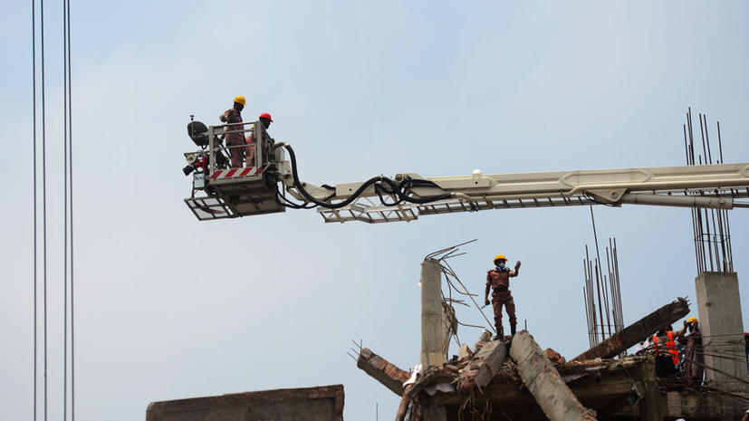 1 погибший, 4 спасателя госпитализированы после нового пожара на обломках фабрики в Бангладеш
