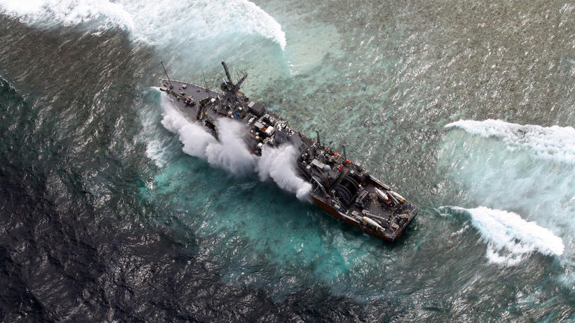 Военные моряки США не смогли снять с рифа корабль и теперь разбирают его на части