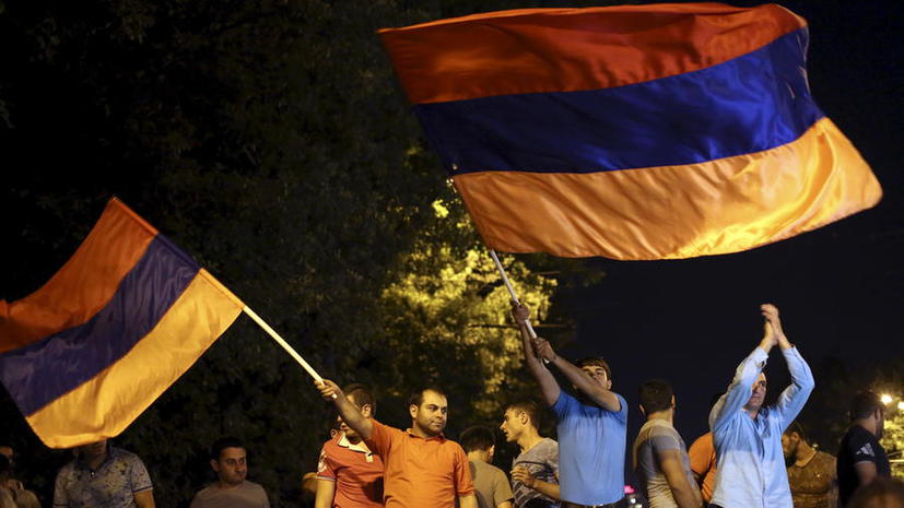 В Ереване полиция вновь вытеснила митингующих с проезжей части в центре города