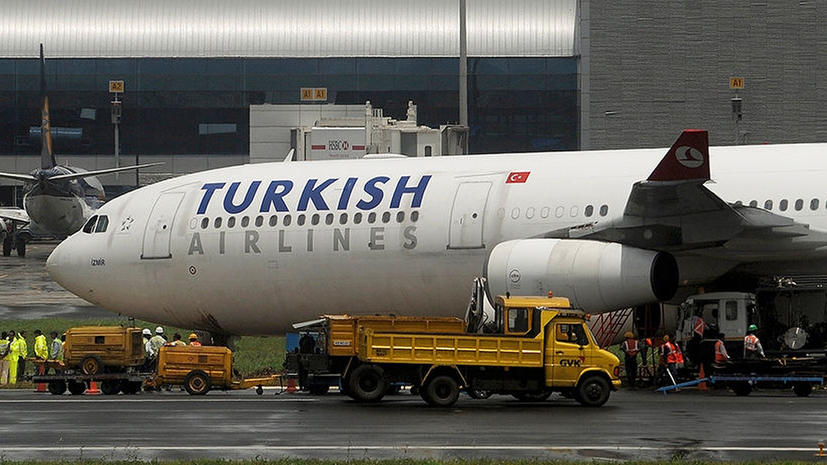 Турецкий самолет совершил аварийную посадку после попадания молнии. Видео из салона лайнера