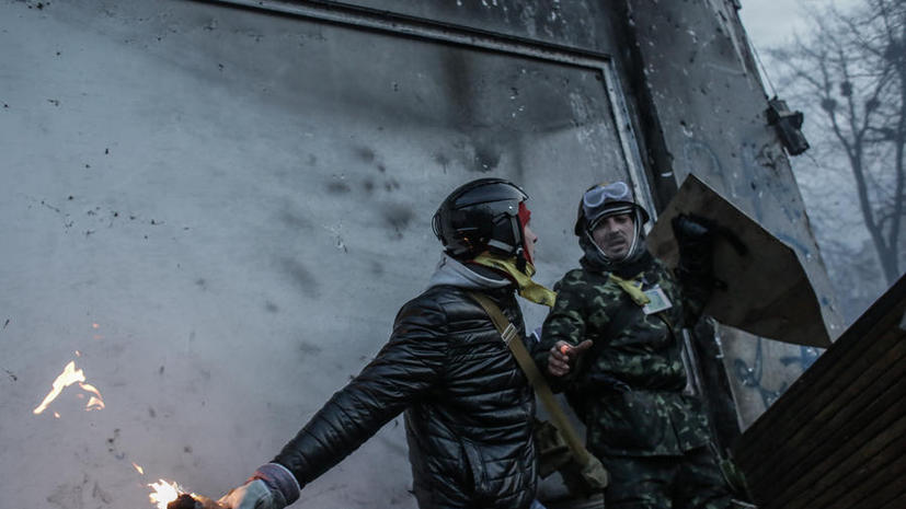 В центре Киева в милицию летят коктейли Молотова
