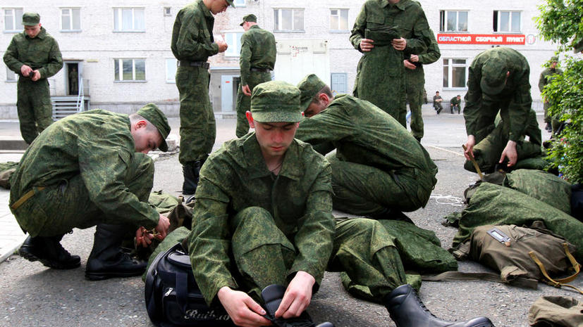 Российские новобранцы пойдут в армию с электронными картами