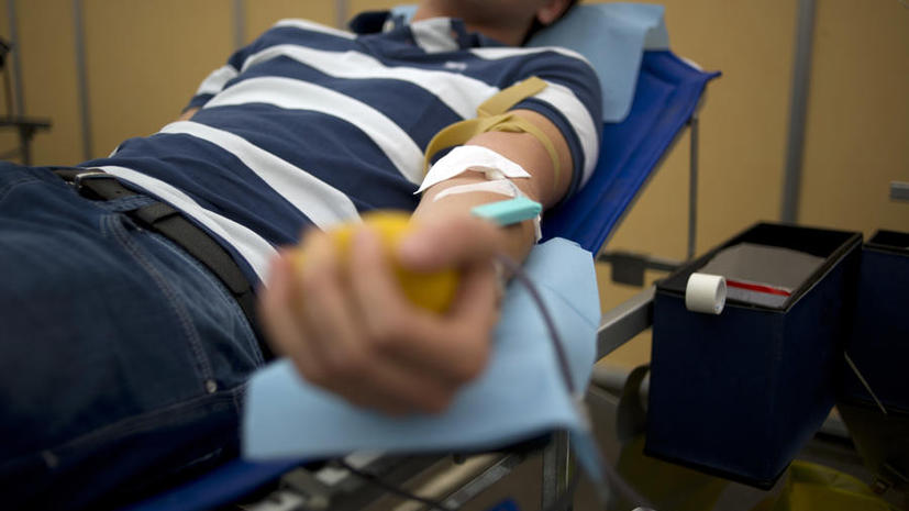 Голубая кровь: американские врачи намерены вернуть геям право на донорство