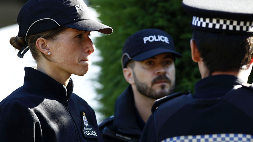 «Меня как будто изнасиловали»: британская полиция раздела догола 44 тыс. юношей и девушек