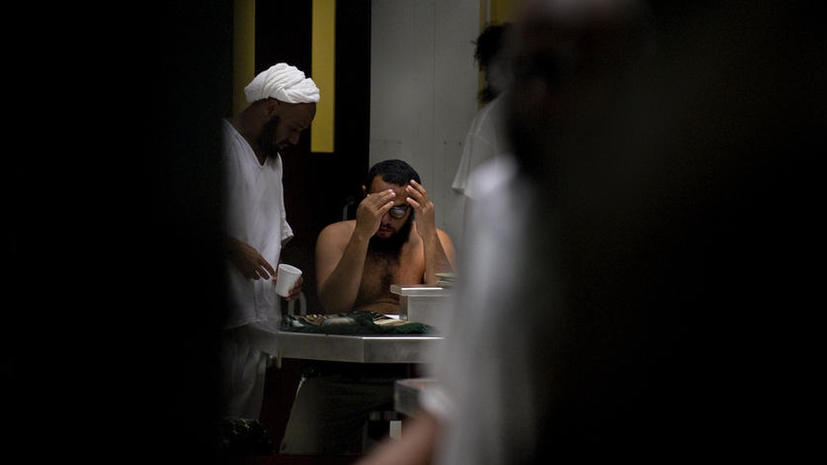 Узники Гуантанамо объявили голодовку из-за конфискации Корана