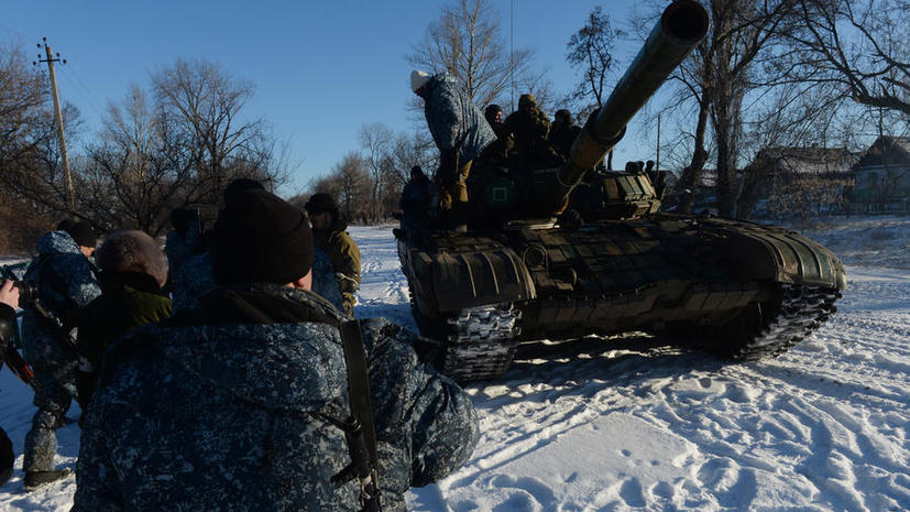 Ополченцы отводят тяжёлую технику от линии соприкосновения в Донбассе