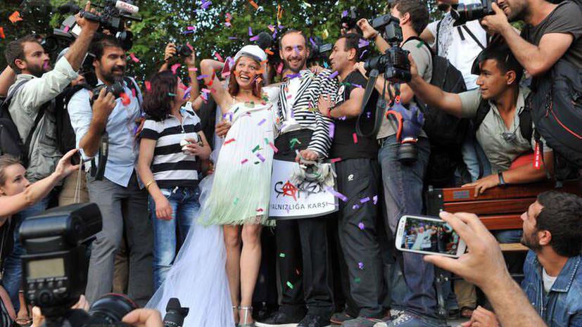 Стамбульская полиция применила водомёты для разгона свадьбы