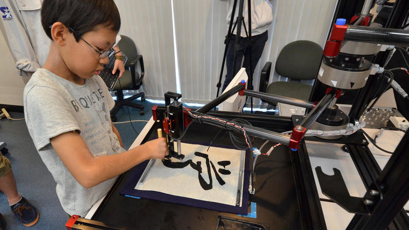 Японский робот учит детей каллиграфии быстрее, чем преподаватели