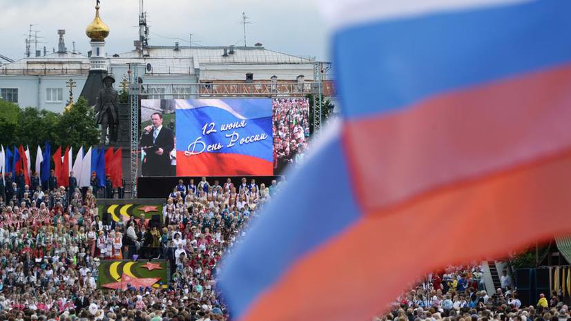 Триколоры, «Русские витязи» и шашлыки: страна отмечает День России
