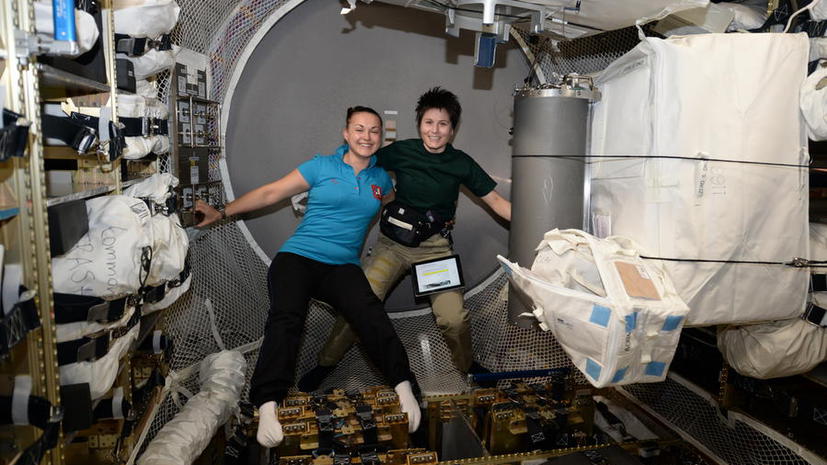 Космонавты с МКС опубликовали фотографии эксперимента по созданию спутников в невесомости