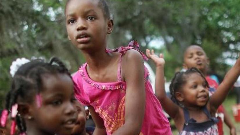 Чернокожая заставила. Смуглого ребёнка нобят в школе. Фото белая девочка в окружении смуглых детей. Чернокожие дети насильники 1989.